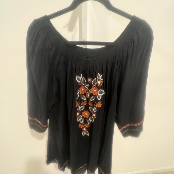 Chelsea & Theodore Tops - Chelsea & Theodore Women's Top. Black With Embroidery Women's Size 2X /78 retail